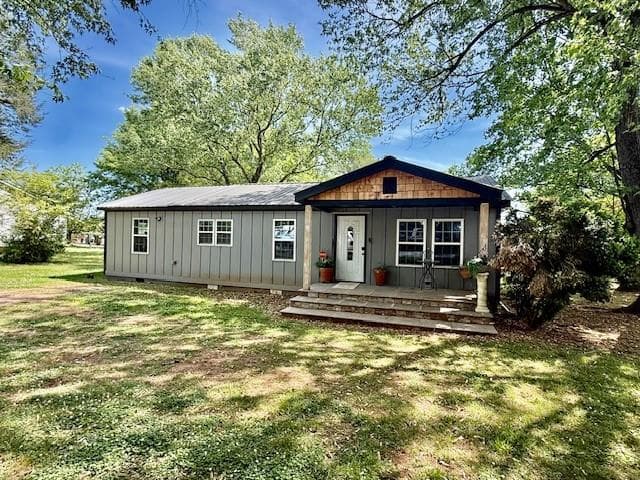 2 bedroom, 2 bathroom, 1,128 sq ft single family residence for sale at 206 West Drive, Calhoun, GA 30701