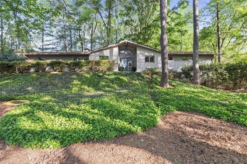 3 bedroom, 2 bathroom, 2,889 sq ft single family residence sold at 1096 Oxford Crescent NE, Atlanta, GA 30319