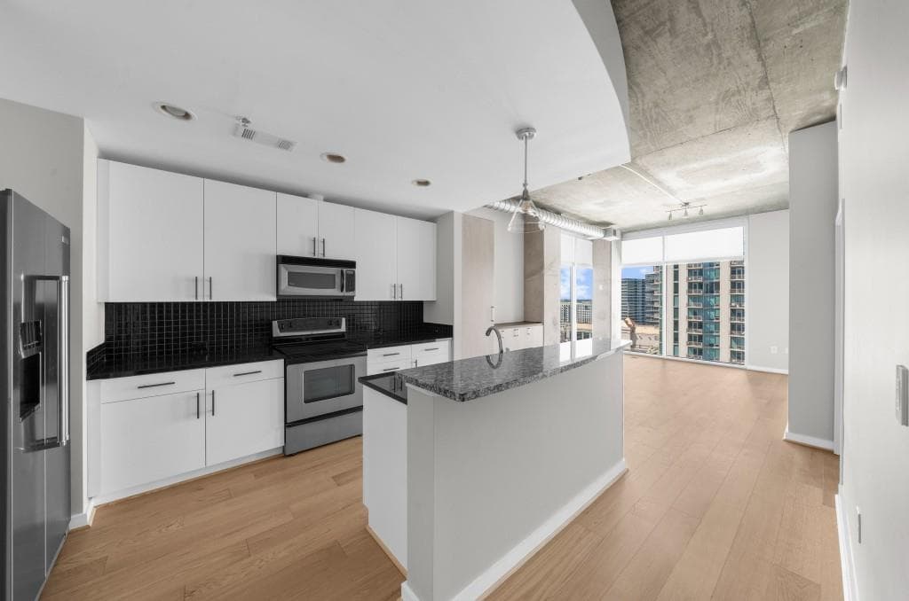 1 bedroom, 1 bathroom, 770 sq ft condominium sold at 250 Pharr Road 1602, Atlanta, GA 30305