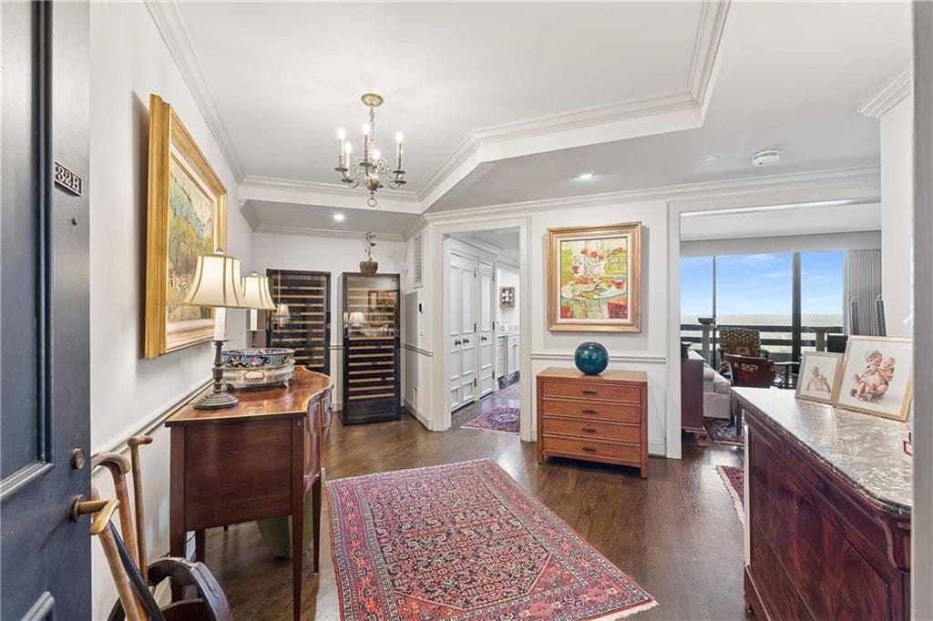 1 bedroom, 2 bathroom, 1,600 sq ft condominium sold at 2660 Peachtree Road 32B, Atlanta, GA 30305