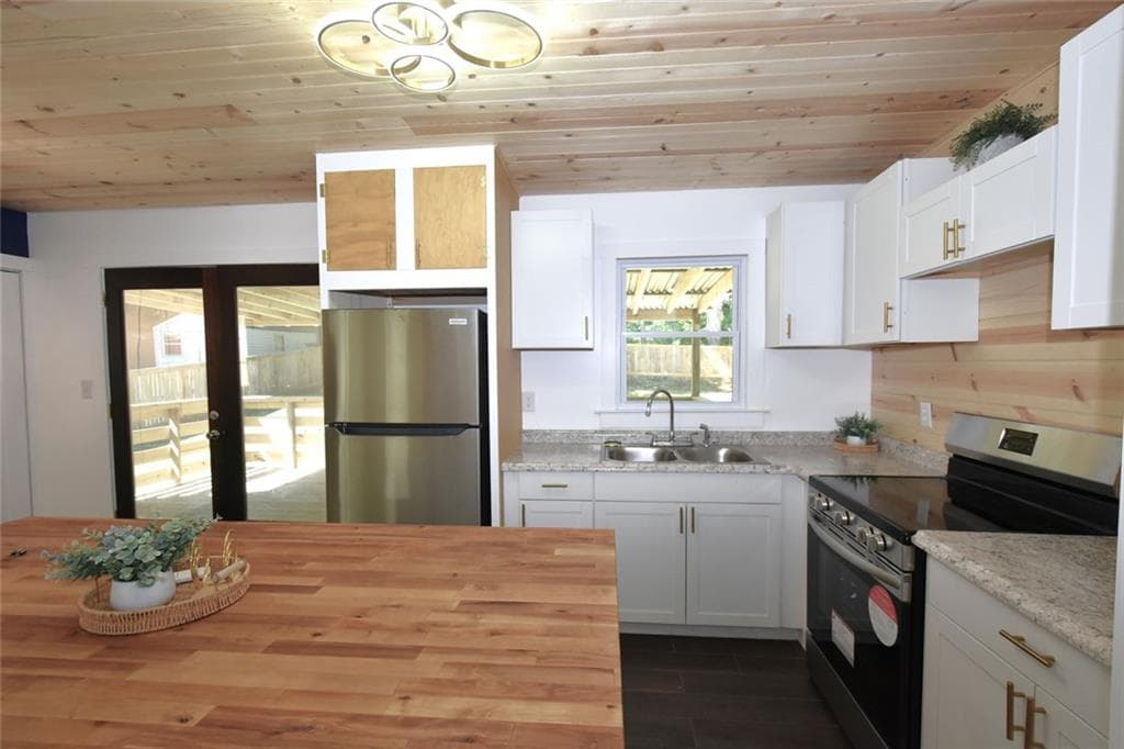 2 bedroom, 2 bathroom, 1,007 sq ft single family residence for sale at 2030 Sanders Drive, Austell, GA 30168