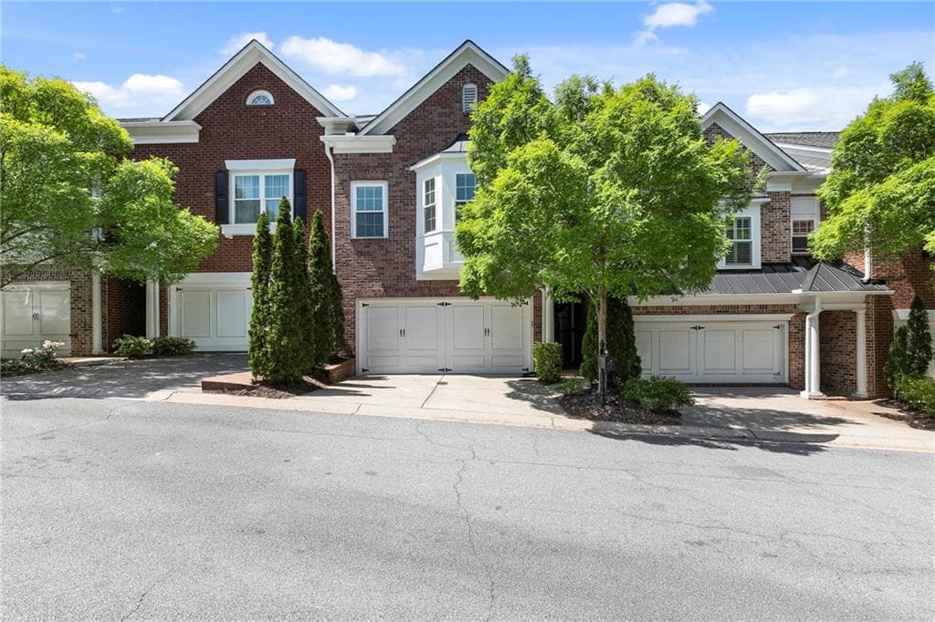 3 bedroom, 3 bathroom, 2,244 sq ft townhouse sold at 7306 Lowery Oak Drive, Roswell, GA 30075