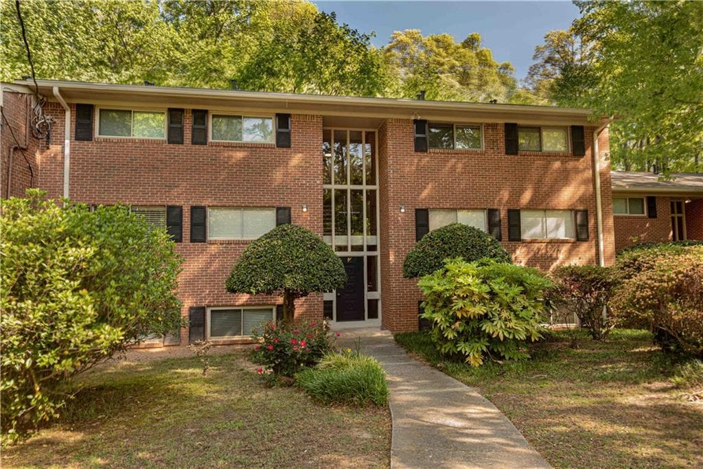 2 bedroom, 1 bathroom, 1,032 sq ft condominium sold at 1111 Clairemont Avenue K2, Decatur, GA 30030