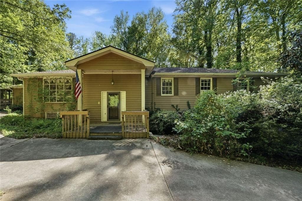 7 bedroom, 4 bathroom, 4,438 sq ft single family residence sold at 1453 Clearview Drive, Acworth, GA 30102