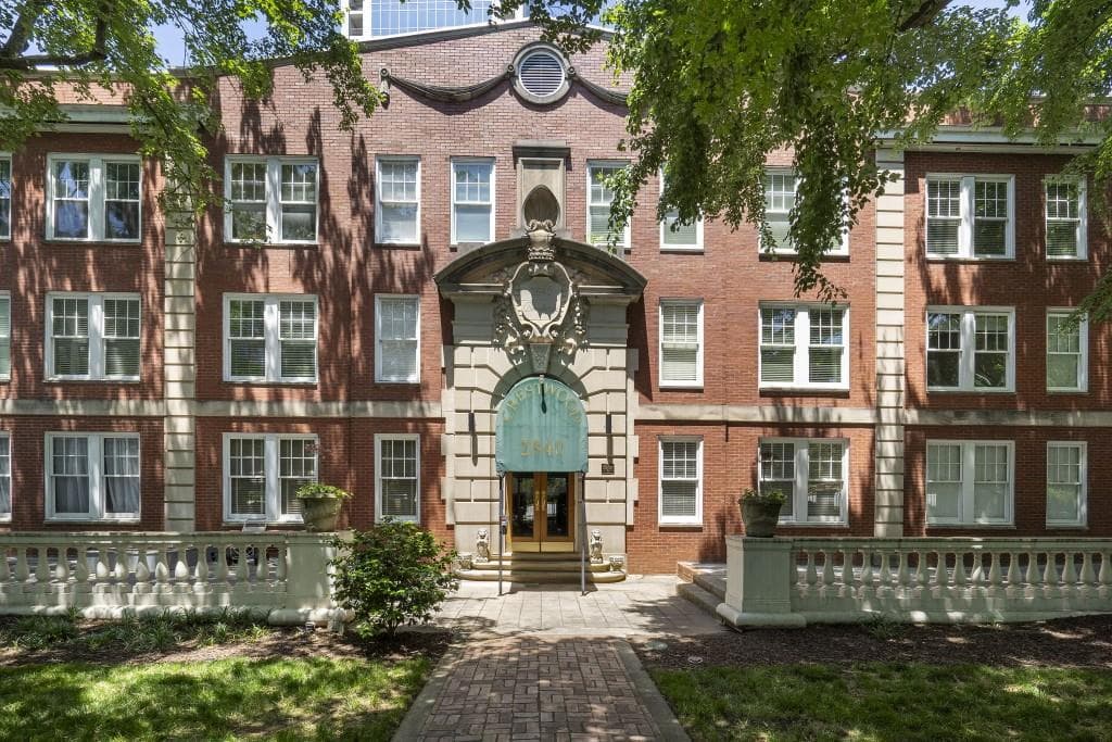 1 bedroom, 1 bathroom, 615 sq ft condominium for sale at 2840 Peachtree Road 406, Atlanta, GA 30305