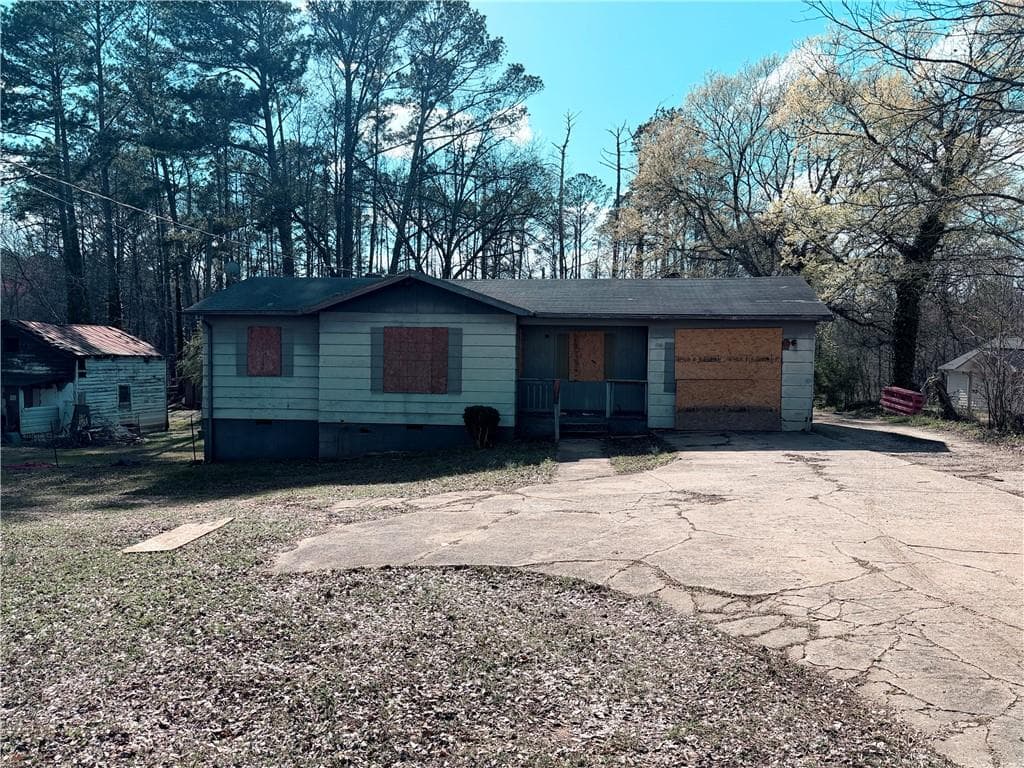 3 bedroom, 1 bathroom, 930 sq ft single family residence sold at 5475 Stonewall Tell Road, Atlanta, GA 30349