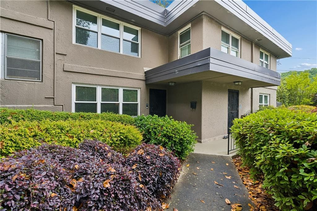 2 bedroom, 2 bathroom, 1,168 sq ft condominium sold at 271 Lakemoore Drive C, Atlanta, GA 30342