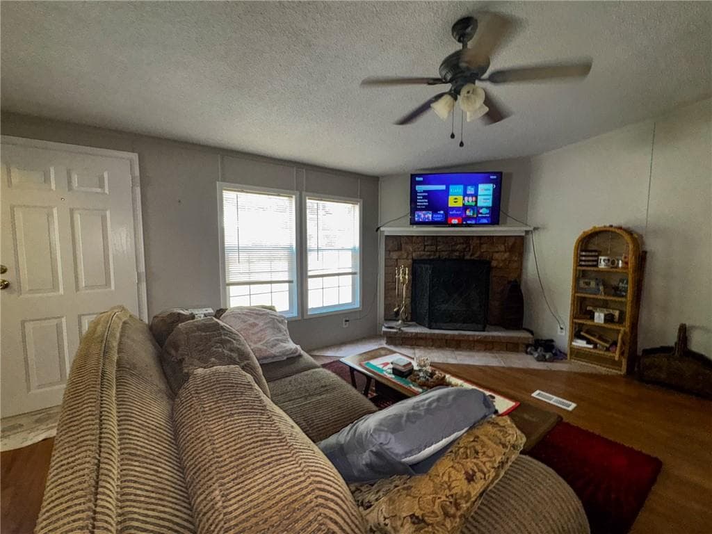 3 bedroom, 2 bathroom, 1,300 sq ft single family residence sold at 212 Hightower Street, Acworth, GA 30102