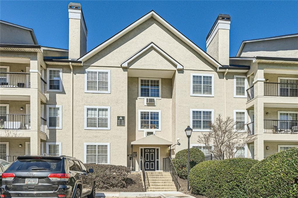 2 bedroom, 2 bathroom, 981 sq ft condominium for sale at 3655 Habersham Road 227, Atlanta, GA 30305