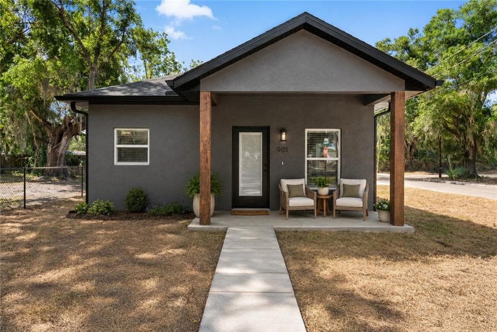 3 bedroom, 2 bathroom, 1,284 sq ft single family residence under contract at 901 E Warren Street, Plant City, FL 33563