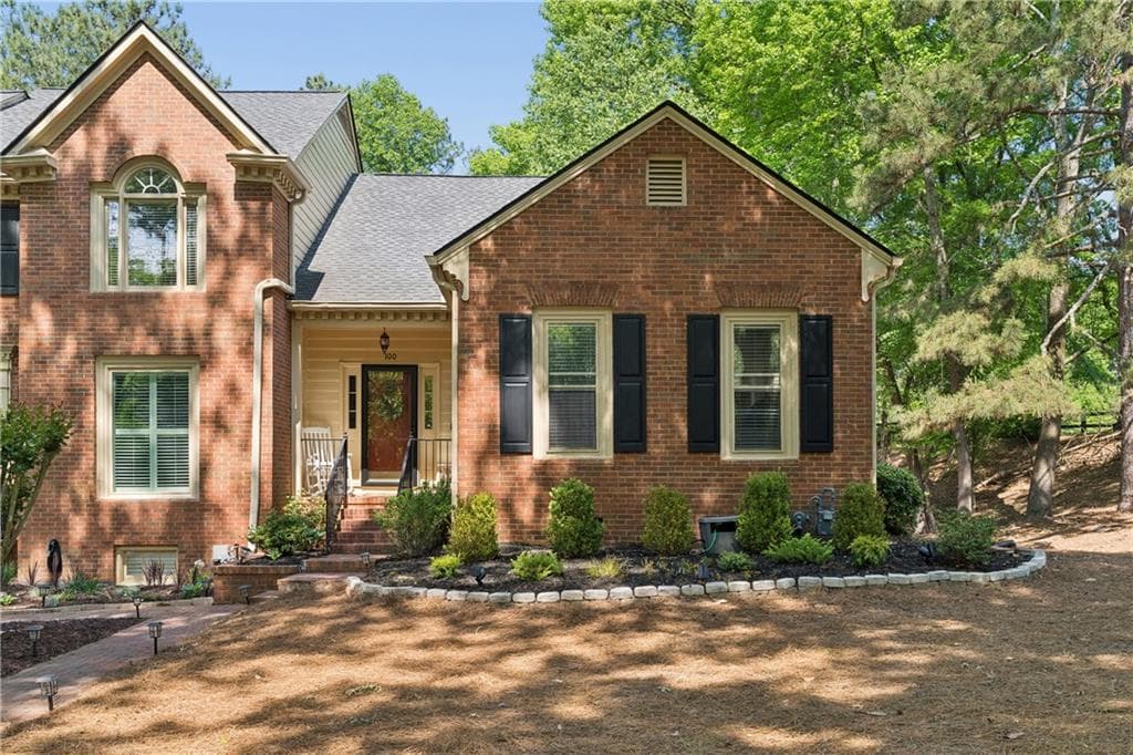 3 bedroom, 4 bathroom, 1,882 sq ft townhouse sold at 100 Weatherburne Drive, Roswell, GA 30076