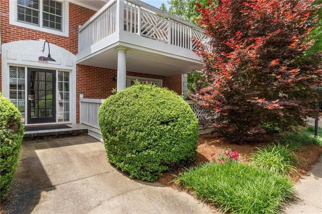 1 bedroom, 1 bathroom, 896 sq ft condominium sold at 885 Briarcliff Road D1, Atlanta, GA 30306