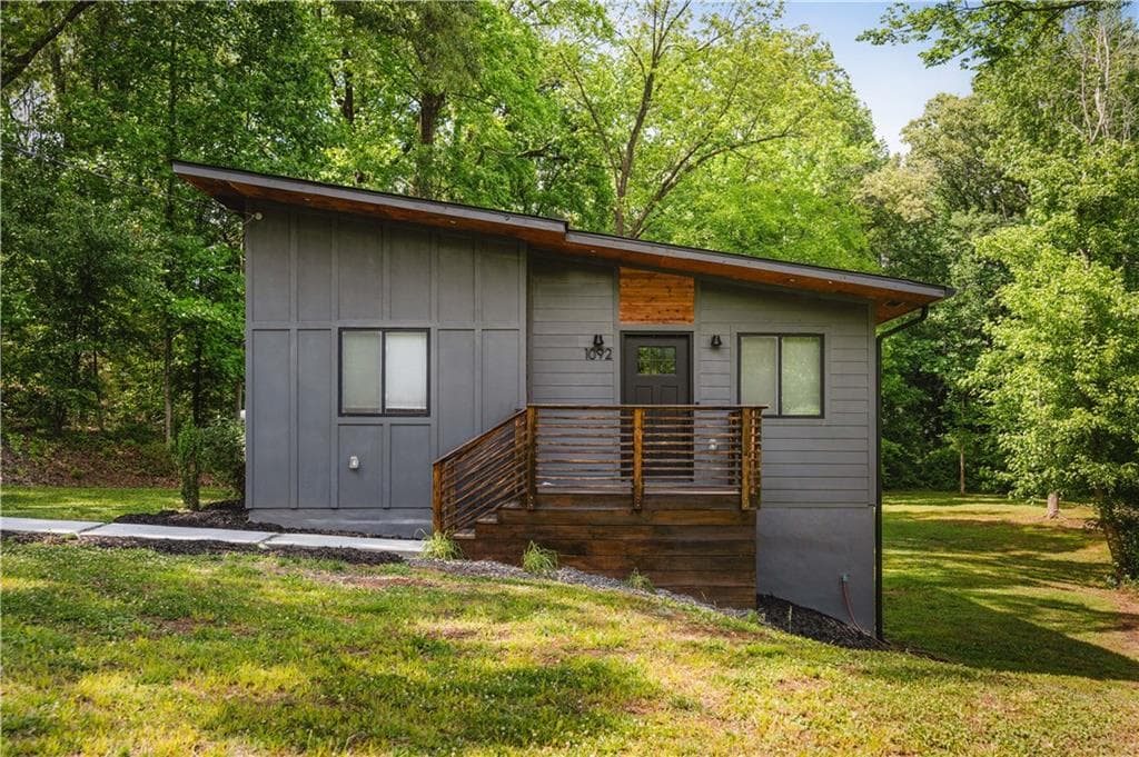 2 bedroom, 2 bathroom, 1,100 sq ft single family residence sold at 1092 Hillcrest Drive, Atlanta, GA 30316