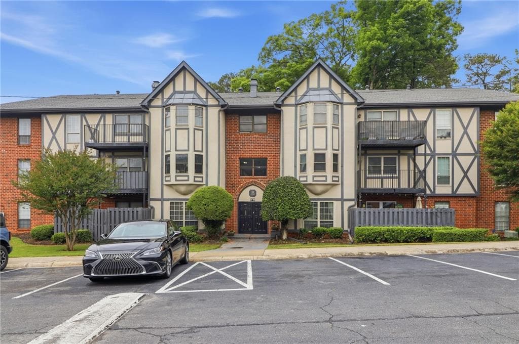 3 bedroom, 2 bathroom, 1,423 sq ft condominium sold at 6851 Roswell Road B13, Atlanta, GA 30328