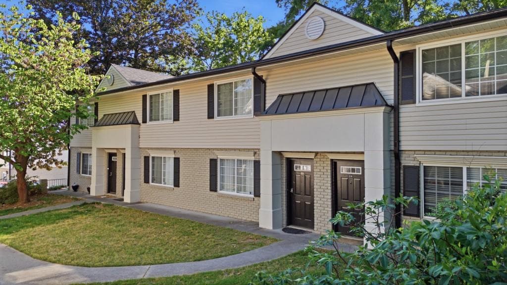 2 bedroom, 2 bathroom, 1,000 sq ft condominium sold at 6940 Roswell Road 21C, Sandy Springs, GA 30328