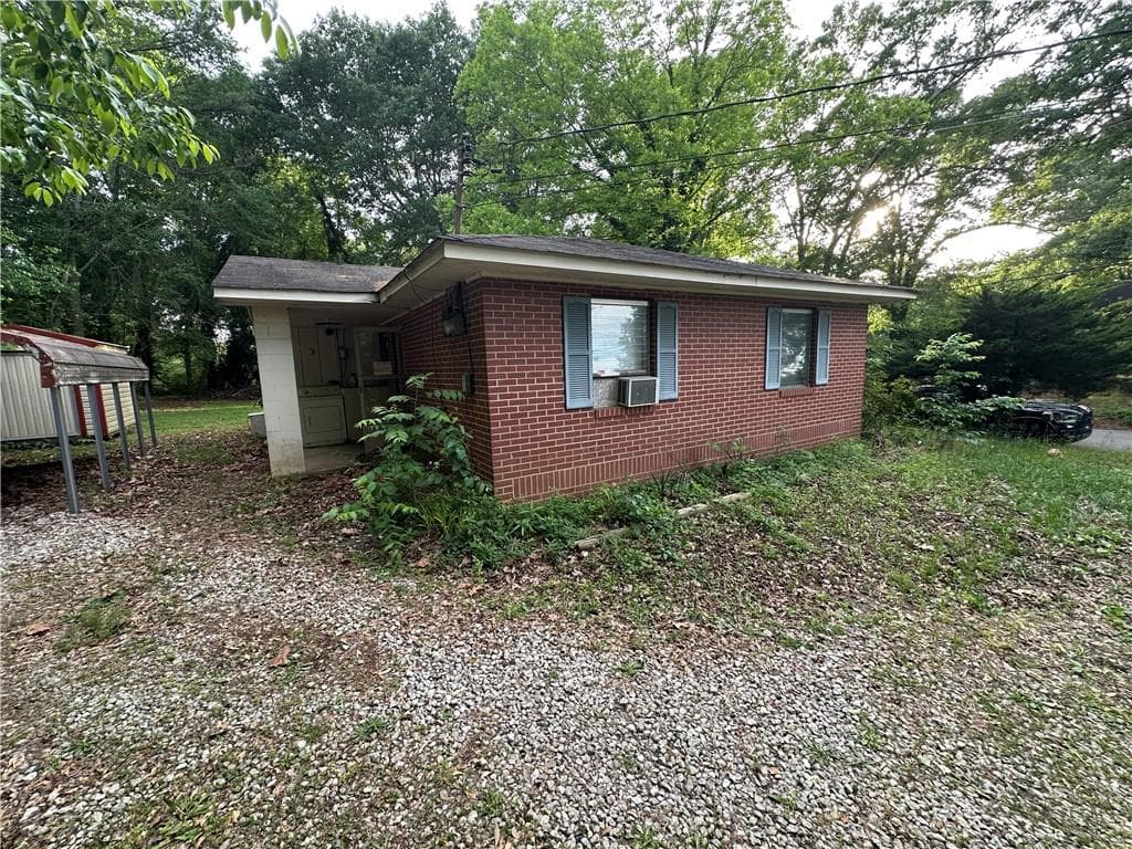 2 bedroom, 1 bathroom, 784 sq ft single family residence sold at 280 Crescent Drive, Gainesville, GA 30501