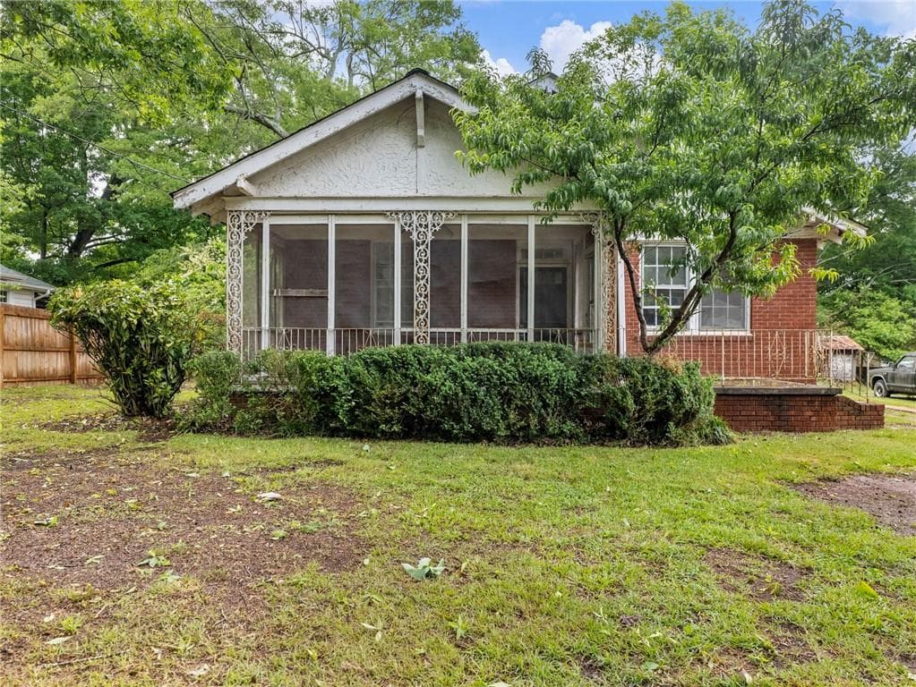 2 bedroom, 1 bathroom, 962 sq ft single family residence sold at 20 B Avenue, Gainesville, GA 30504