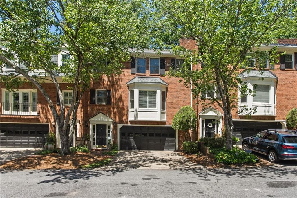 3 bedroom, 3 bathroom, 1,995 sq ft townhouse sold at 3873 Roswell Road 17, Atlanta, GA 30342