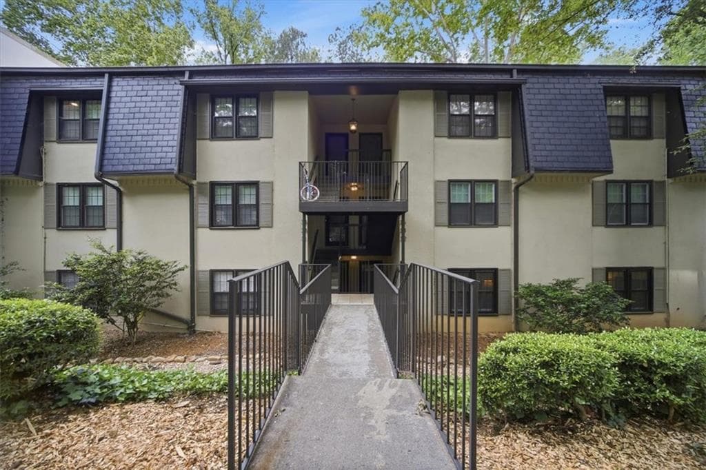 2 bedroom, 2 bathroom, 1,273 sq ft condominium for sale at 32 Arpege Way 32, Atlanta, GA 30327