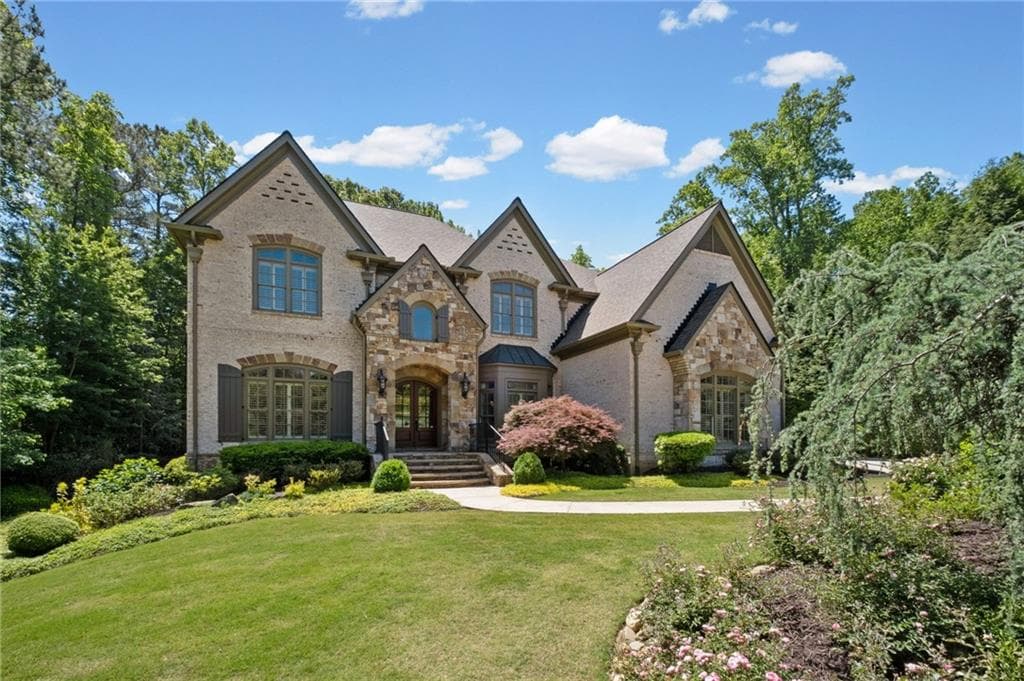 5 bedroom, 6 bathroom, 7,528 sq ft single family residence sold at 809 Creekside Trail, Alpharetta, GA 30004