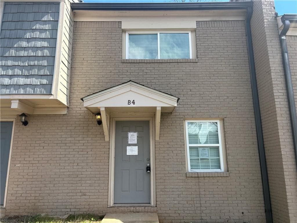 2 bedroom, 2 bathroom, 1,728 sq ft townhouse for sale at 2604 Campbellton Road B4, Atlanta, GA 30311