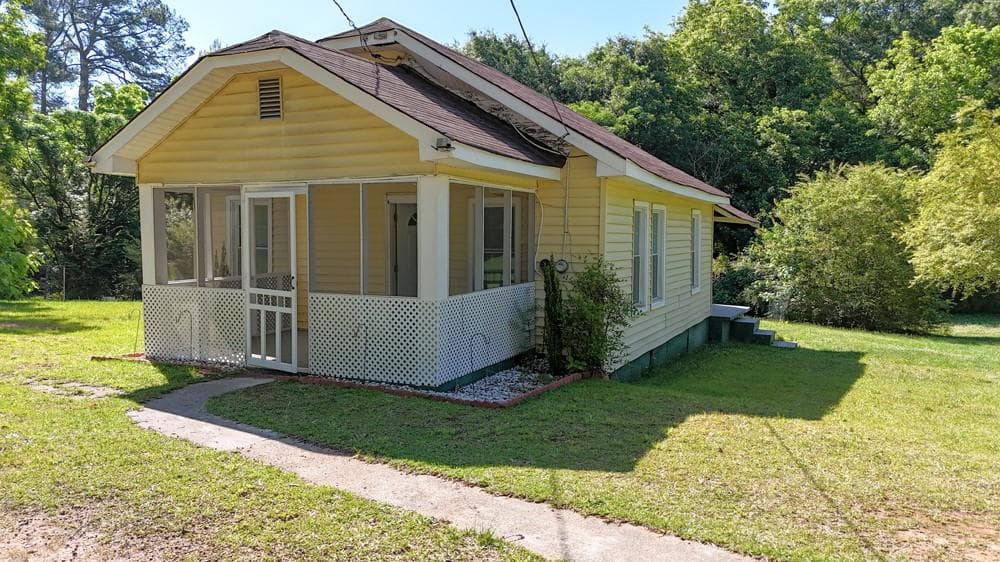 2 bedroom, 1 bathroom, 832 sq ft single family residence for sale at 1186 E Tugalo Street, Toccoa, GA 30577