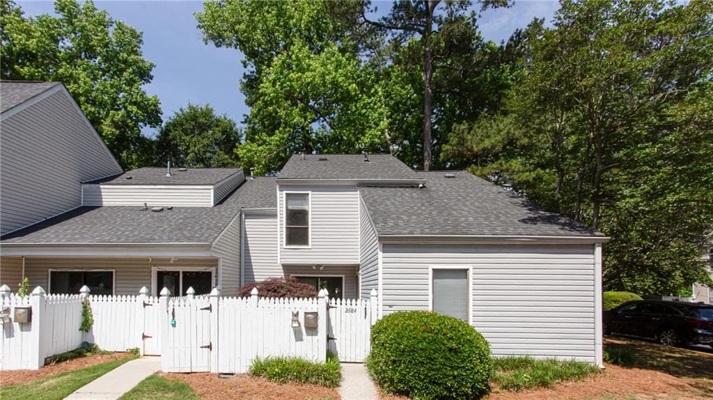 3 bedroom, 2 bathroom, 1,617 sq ft condominium sold at 2684 Meadowlawn Drive, Marietta, GA 30067