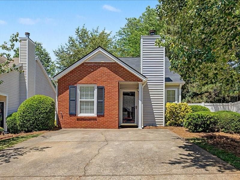 2 bedroom, 1 bathroom, 814 sq ft single family residence under contract at 1075 Daventry Crossing, Woodstock, GA 30188