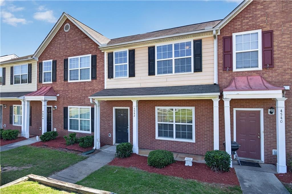3 bedroom, 3 bathroom, 1,460 sq ft townhouse for sale at 4542 Parkview Square, Atlanta, GA 30349