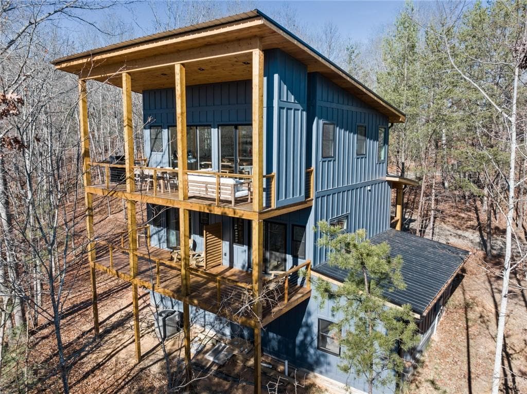 4 bedroom, 4 bathroom, 2,300 sq ft single family residence sold at 572 Left Turn, Blue Ridge, GA 30513