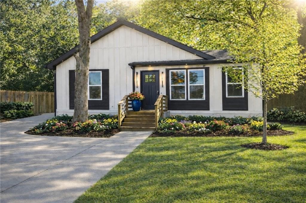 2 bedroom, 2 bathroom, 1,308 sq ft single family residence sold at 724 Bellemeade Avenue, Atlanta, GA 30318