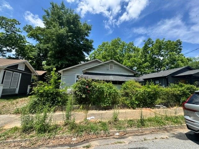 3 bedroom, 1 bathroom, 896 sq ft single family residence under contract at 1049 Smith Street, Atlanta, GA 30310