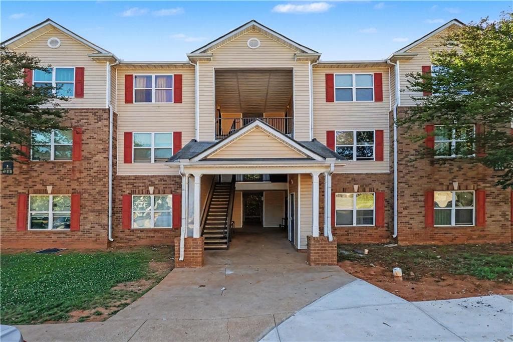 3 bedroom, 2 bathroom, 1,292 sq ft condominium sold at 5304 Waldrop Place, Decatur, GA 30034