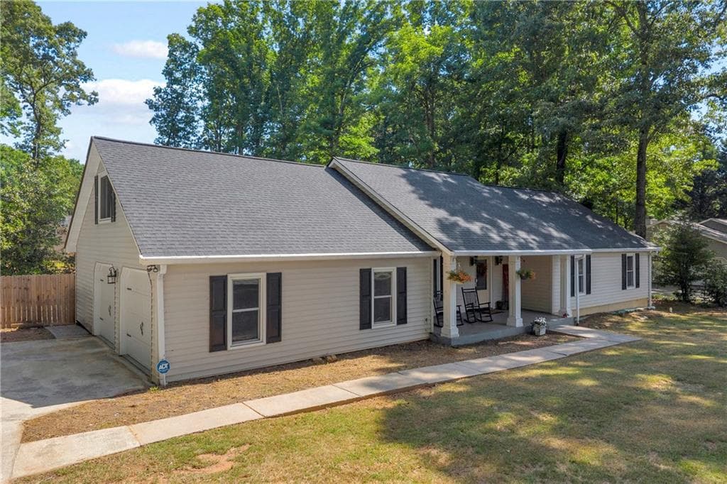 3 bedroom, 2 bathroom, 1,792 sq ft single family residence sold at 2960 Mobley Drive, Dacula, GA 30019