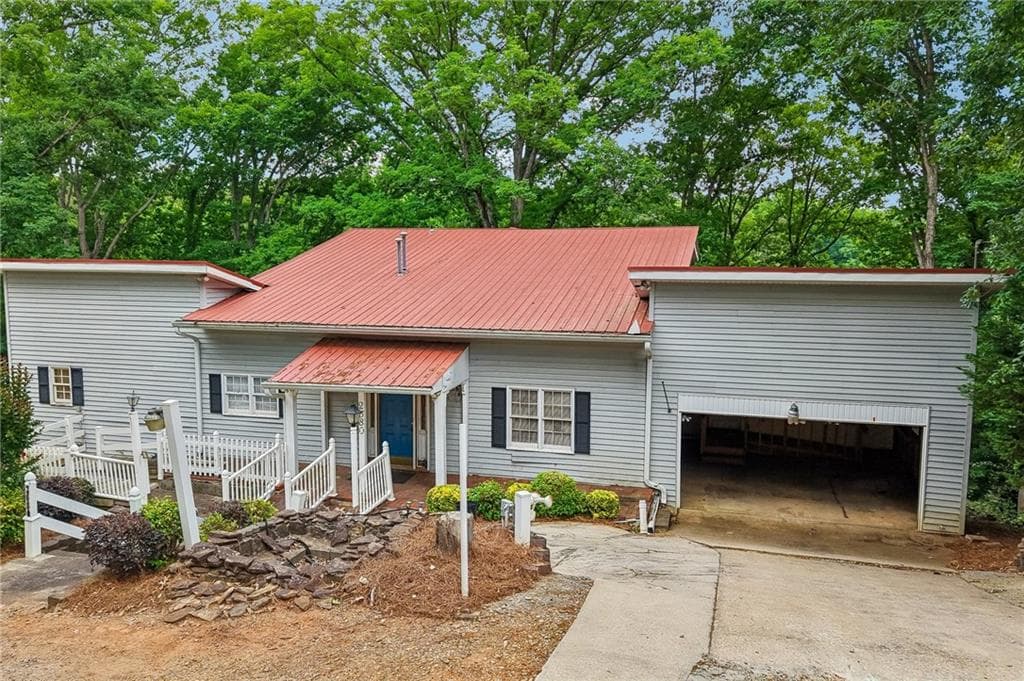 3 bedroom, 4 bathroom, 2,238 sq ft single family residence under contract at 2680 Pass Circle, Gainesville, GA 30506