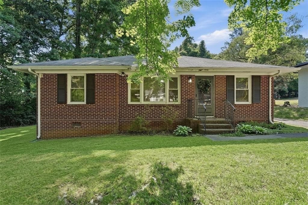 2 bedroom, 1 bathroom, 1,027 sq ft single family residence for sale at 243 S Myrtle Street, Winder, GA 30680