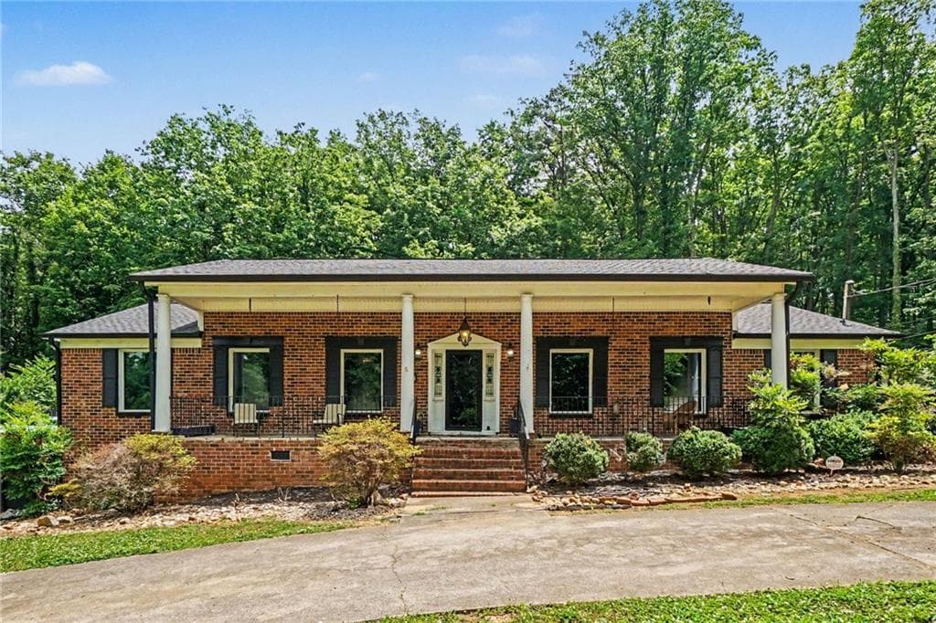 3 bedroom, 3 bathroom, 1,960 sq ft single family residence sold at 10 Oriole Drive, Cartersville, GA 30121
