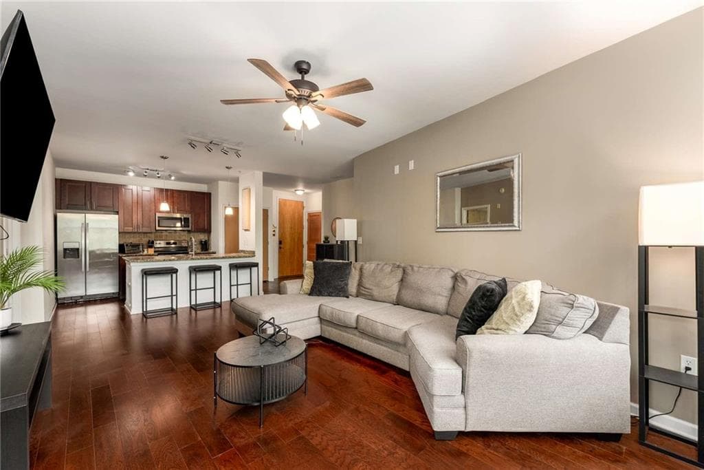 2 bedroom, 2 bathroom, 1,019 sq ft condominium sold at 898 Oak Street 1301, Atlanta, GA 30310