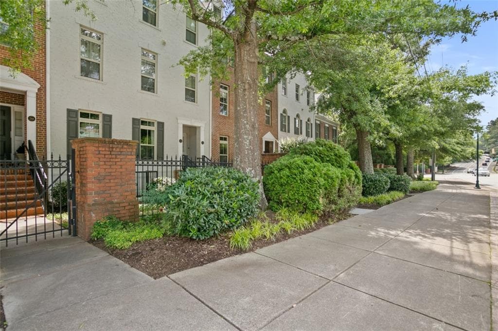 2 bedroom, 2 bathroom, 1,160 sq ft townhouse for sale at 244 Le Gran Bend 63, Atlanta, GA 30328