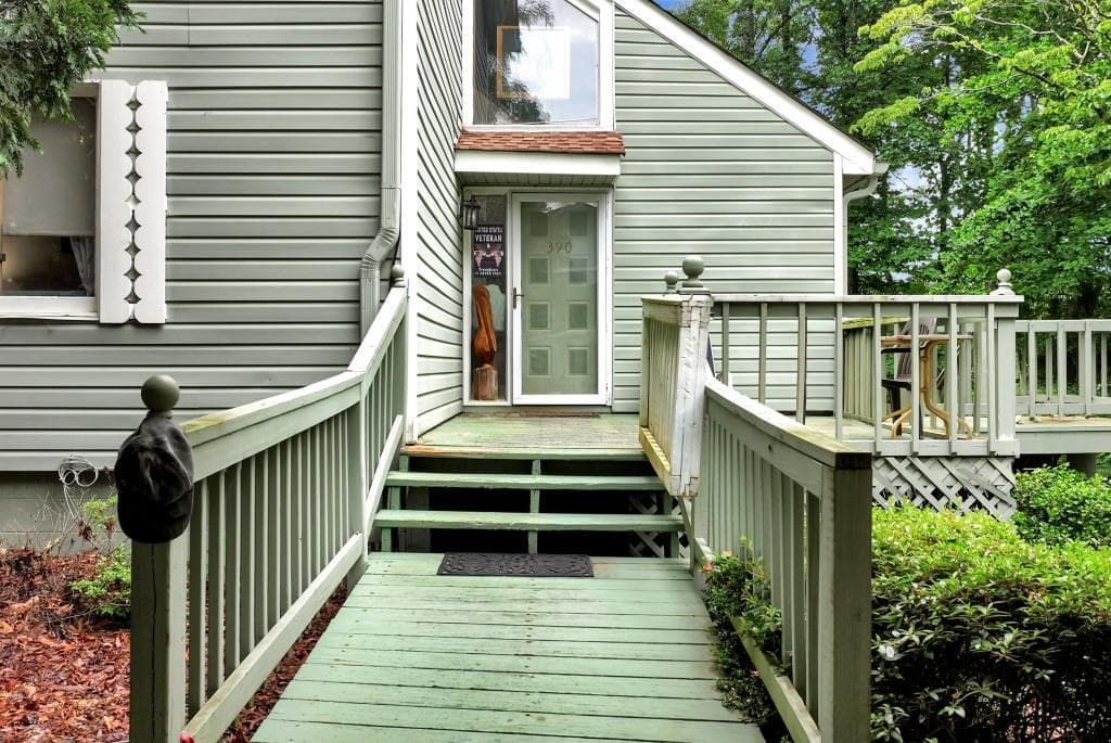 3 bedroom, 2 bathroom, 1,276 sq ft townhouse for sale at 390 Alpenrosen Strasse, Helen, GA 30545