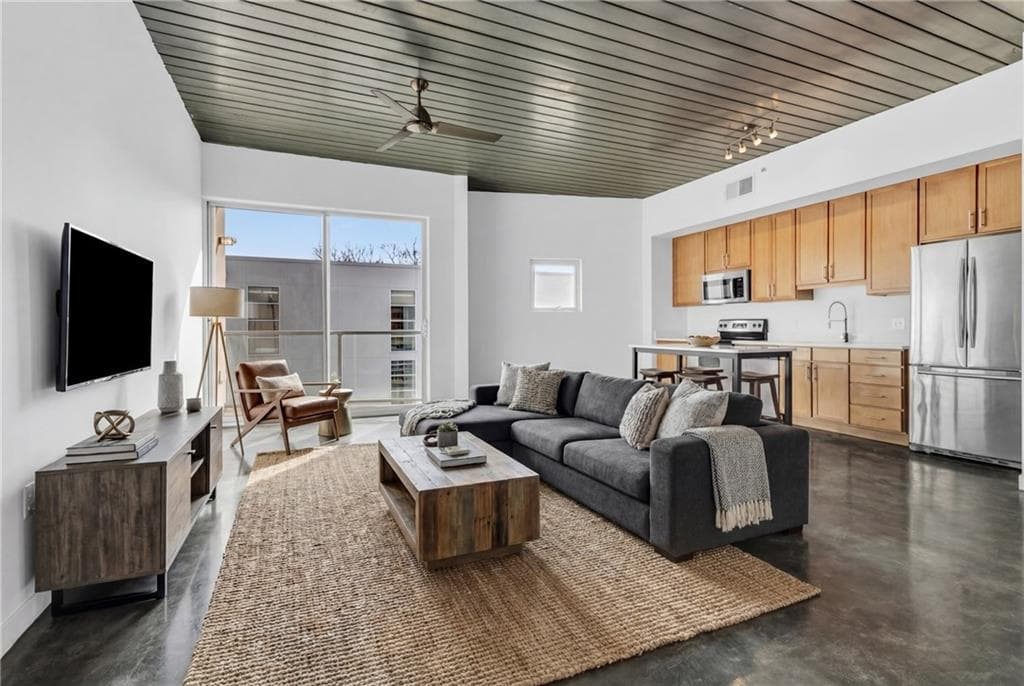 1 bedroom, 1 bathroom, 869 sq ft condominium sold at 620 Glen Iris Drive 521, Atlanta, GA 30308