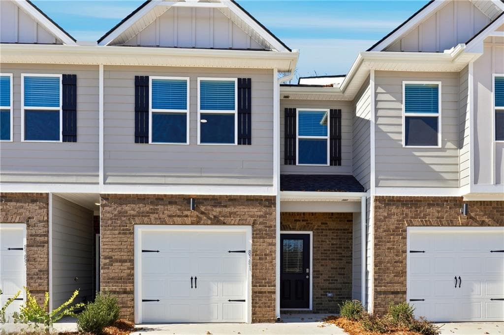 3 bedroom, 3 bathroom, 1,598 sq ft townhouse sold at 8381 Columbia Court, Palmetto, GA 30268