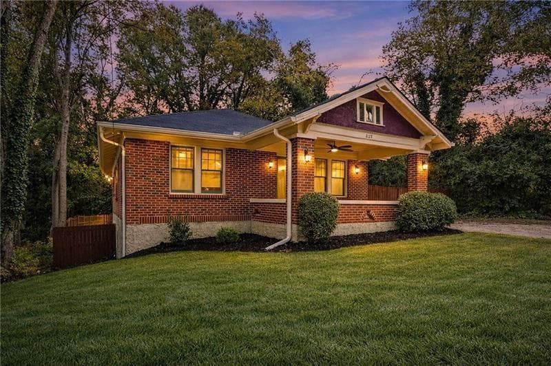 3 bedroom, 2 bathroom, 1,472 sq ft single family residence under contract at 829 Rose Circle, Atlanta, GA 30310