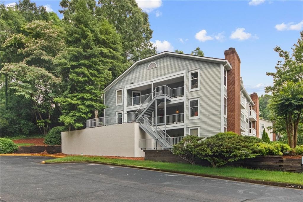 1 bedroom, 1 bathroom, 810 sq ft condominium for sale at 1283 Keys Lake Drive, Brookhaven, GA 30319