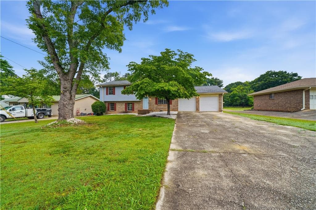 3 bedroom, 2 bathroom, 1,752 sq ft single family residence sold at 930 Cochise Trail, Conyers, GA 30094