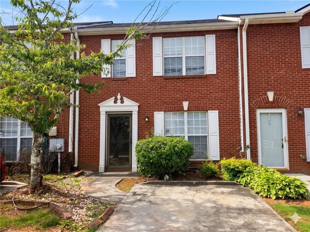 2 bedroom, 3 bathroom, 1,428 sq ft townhouse sold at 5737 Strathmoor Manor Circle, Lithonia, GA 30058