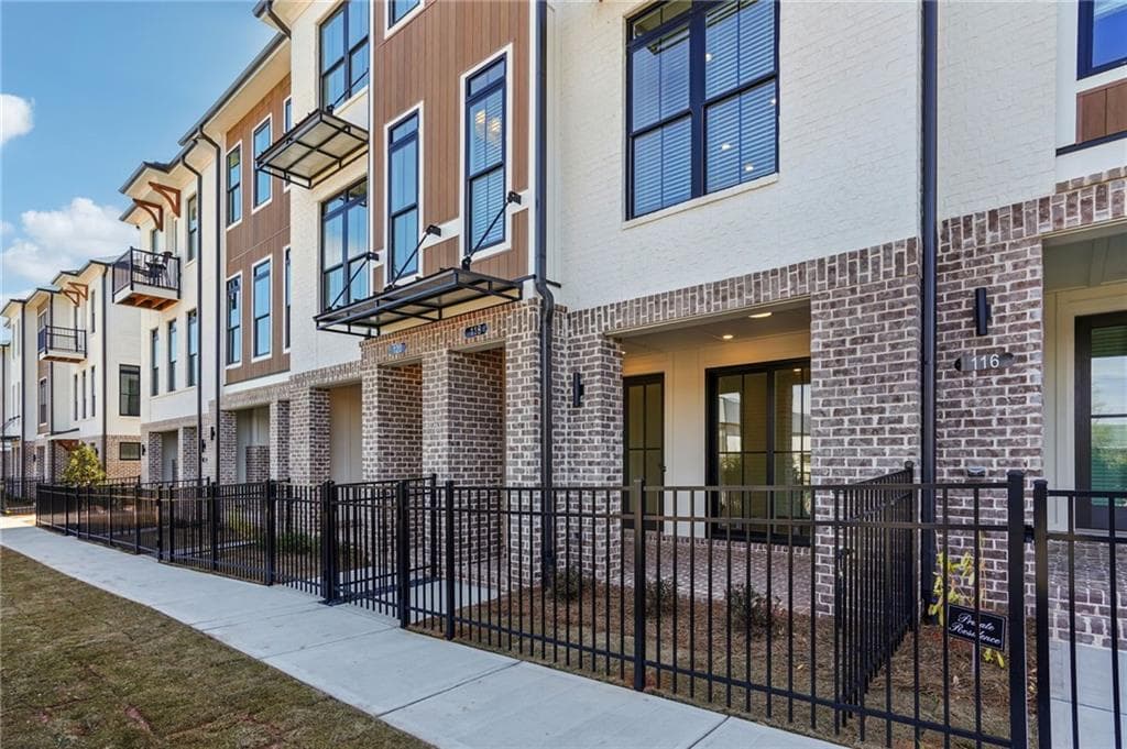 2 bedroom, 3 bathroom, 1,694 sq ft townhouse for sale at 142 Iveybrooke Lane 76, Alpharetta, GA 30009