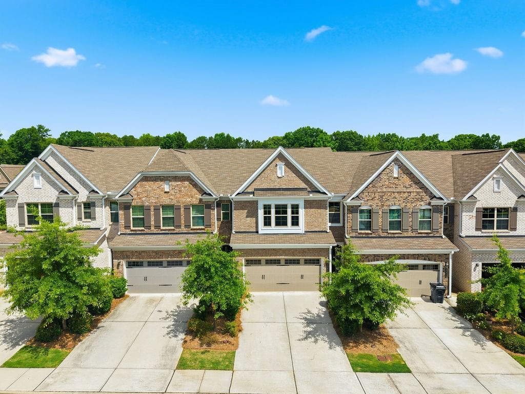 3 bedroom, 3 bathroom, 1,988 sq ft townhouse for sale at 1162 Lanier Willow Path, Buford, GA 30518