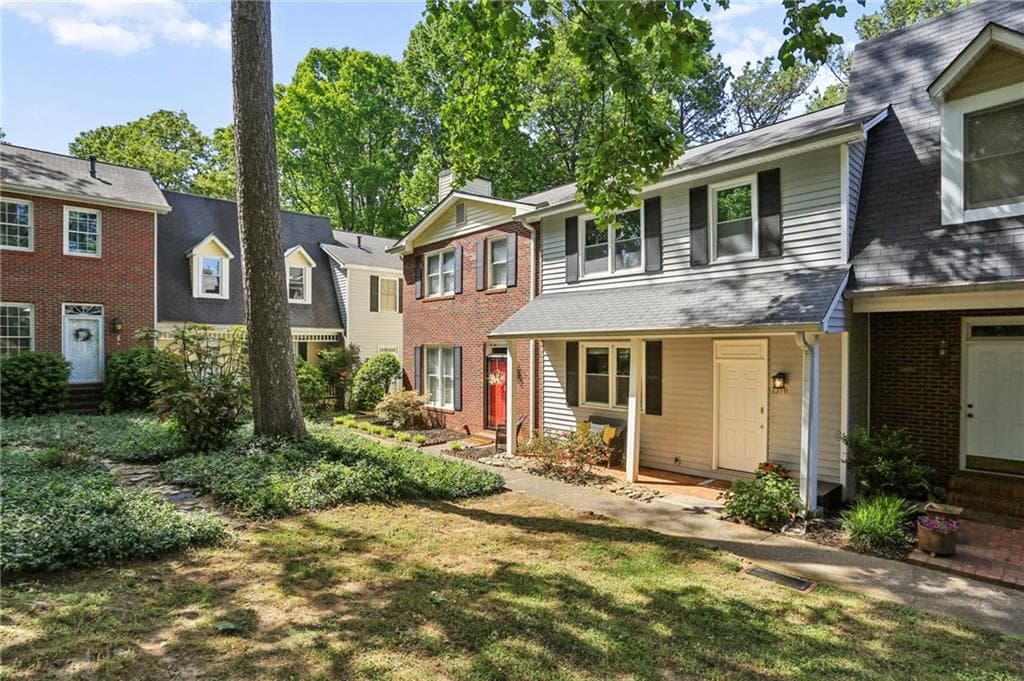 3 bedroom, 3 bathroom, 1,364 sq ft townhouse sold at 1319 Minhinette Drive, Roswell, GA 30075