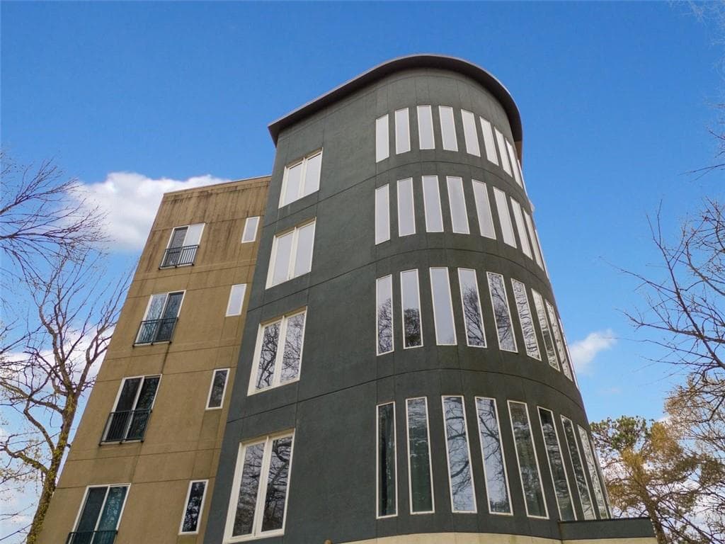 2 bedroom, 2 bathroom, 827 sq ft condominium for sale at 140 Alden Avenue 201, Atlanta, GA 30309